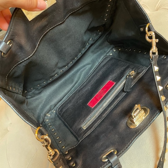 SOLD!!!! 💯 Valentino Garavani Rockstud small tote crossbody - Picture 9 of 16